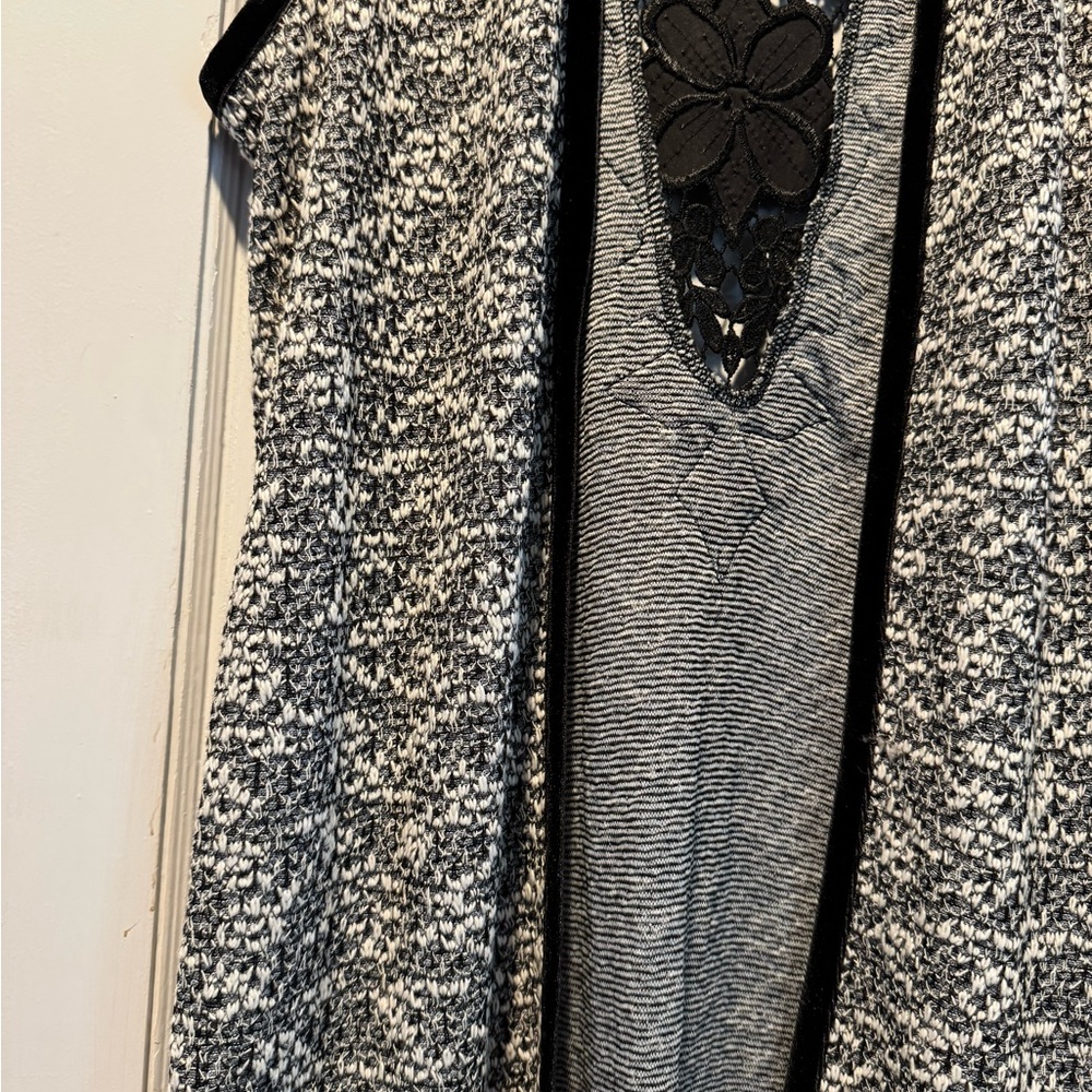 Black and White Sleeveless Top Cardigan with Lace Detail
